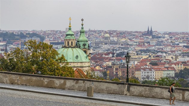 Oblíbený výhled z Praského hradu na centrum, kde se fotí stovky návetvník,...