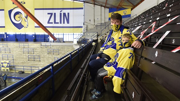 Fanouci Zlína na prázdném Zimním stadionu Luka ajky.