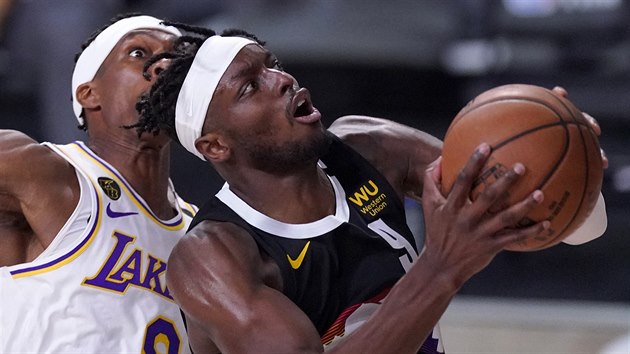 Basketbalista Denver Nuggets Jerami Grant (9) se snaí vystelit na ko.