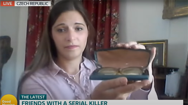 Andrea Kubínová ukazuje ve vysílání britské televize ITV brýle sériového vraha...