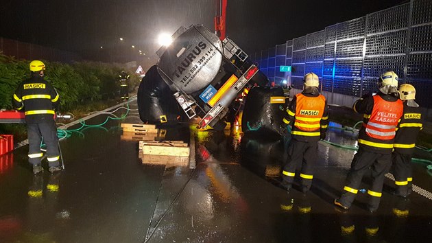 Pi nehod cisterny na dálnici D48 u Zelinkovic, místní ásti Frýdku-Místku,...
