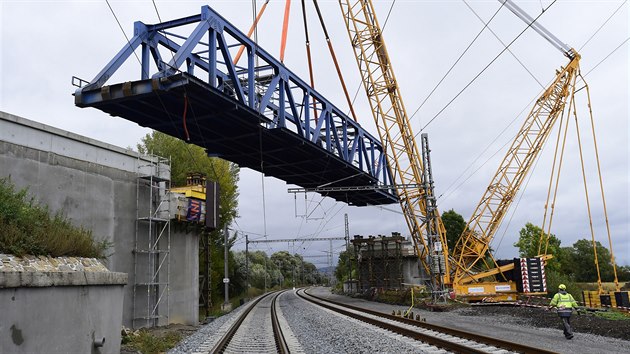 Stavbai odstranili 26. záí 2020 mohutný ocelový most váící 268 tun u...