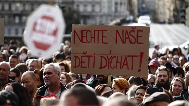Demonstrace v Praze proti noení rouek.