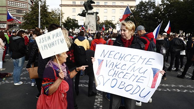 Nkolik stovek odprc vládních opatení proti íení koronaviru se dnes...