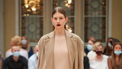 Sukn�, �aty, ko�ile, kabáty a kalhoty p�evá�n� z vlny jsou dopln�ny hedvábím,...