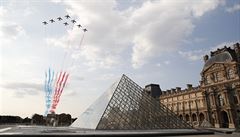 Cyklisté projídli i okolo legendárního muzea Louvre.