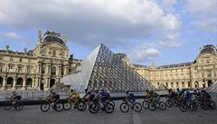 Cyklisté projížděli i okolo legendárního muzea Louvre. | na serveru Lidovky.cz | aktuální zprávy