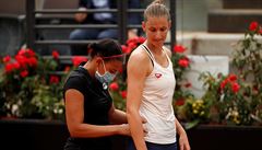Karolína Plíková pod dohledem lékaky.