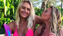 Australská surfařka Ellie-Jean Coffey se svojí mladší sestrou. | na serveru Lidovky.cz | aktuální zprávy