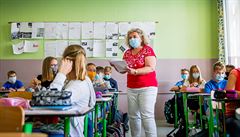 Star�í d�ti musí mít zakrytá ústa a nos i b�hem vyu�ování.