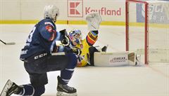 Výborný zákrok branká�e Ji�ího Patery.