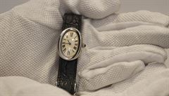 Za 25 000 liber by pak mohly najít nového majitele hodinky znaky Cartier z...