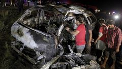 V Pákistánu při nehodě malého autobusu, který se převrátil a začal hořet na... | na serveru Lidovky.cz | aktuální zprávy