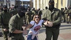 Bití a zatýkání demonstrantů. Hackeři narušili vysílání běloruské státní televize a ukázali protesty