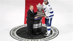 Obránce Victor Hedman s trofejí pro nejuitenjího hráe play-off.