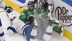 Dallaská hvzda Tyler Seguin v souboji se slovenským obráncem Erikem ernákem.