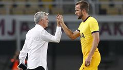 Trenér Tottenhamu José Mourinho a kapitán Harry Kane.