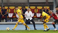 Trenér Tottenhamu José Mourinho podporuje své svěřence během utkání předkola... | na serveru Lidovky.cz | aktuální zprávy