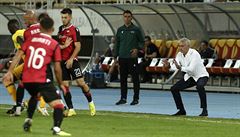 Trenér Tottenhamu José Mourinho bhem utkání pedkola Evropské ligy.