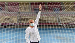 José Mourinho testuje velikost branek p�ed zápasem proti Tetovu.