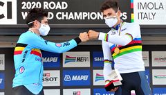Vít�z cyklistického MS v �asovce Filippo Ganna (vpravo) a druhý Wout van Aert.