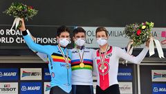 Medailisté z �asovky na cyklistickém MS. Zleva Wout van Aert, Filippo Ganna a...