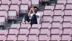 Mladí�ek Riqui Puig na tribun� b�hem p�ípravného duelu proti Elche.