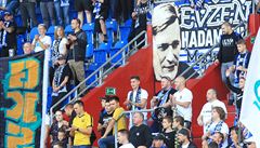 Fandové Baníku Ostrava na fotbalovém zápase.