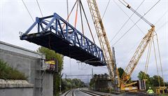 Stavbai odstranili 26. záí 2020 mohutný ocelový most váící 268 tun u...