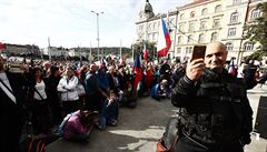 eníci na demonstraci kritizovali hlavn povinné noení rouek ve vnitních...