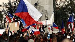 eníci na demonstraci kritizovali hlavn povinné noení rouek ve vnitních...