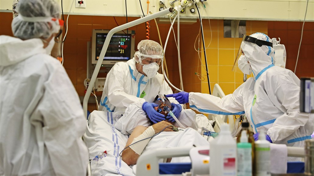 Lékai v nemocnici na Bulovce peující o covidového pacienta v záí.