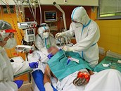 Lékai peující o pacienta s covidem v praské nemocnici Na Bulovce.