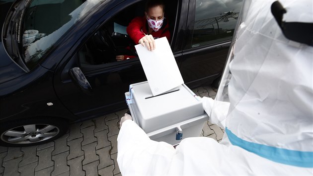 Volby z auta pro izolované v Mladé Boleslavi probíhají u� ve st�edu.