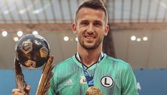 Tomá Pekhart s trofejí pro vítze polské fotbalové ligy.
