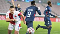FC Midtjylland v Slavia Praha: Tomáš Holeš krátce poté, co si míč zatančil ve...