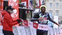 Etiopan Shura Kitata opanoval Londýnský maraton.