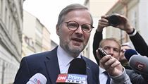 P�edseda ODS Petr Fiala hovo�í s noviná�i p�i p�íchodu do volebního �tábu v... | na serveru Lidovky.cz | aktu�ln� zpr�vy