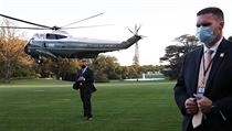 Vrtulnk Marine One odv americkho prezidenta Donalda Trumpa do vojensk...