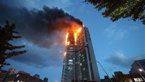 Oheň propukl na balkoně mezi osmým a dvanáctým patrem budovy v jihokorejském...