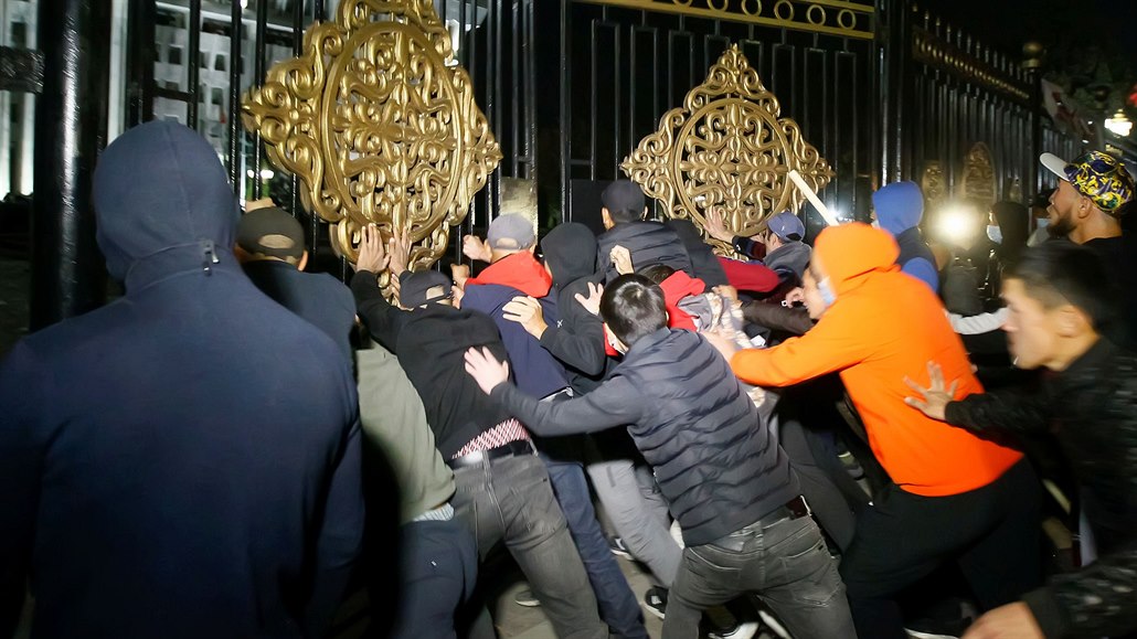 Podle agentury DPA demonstranti vylezli na ploty u parlamentní budovy a...