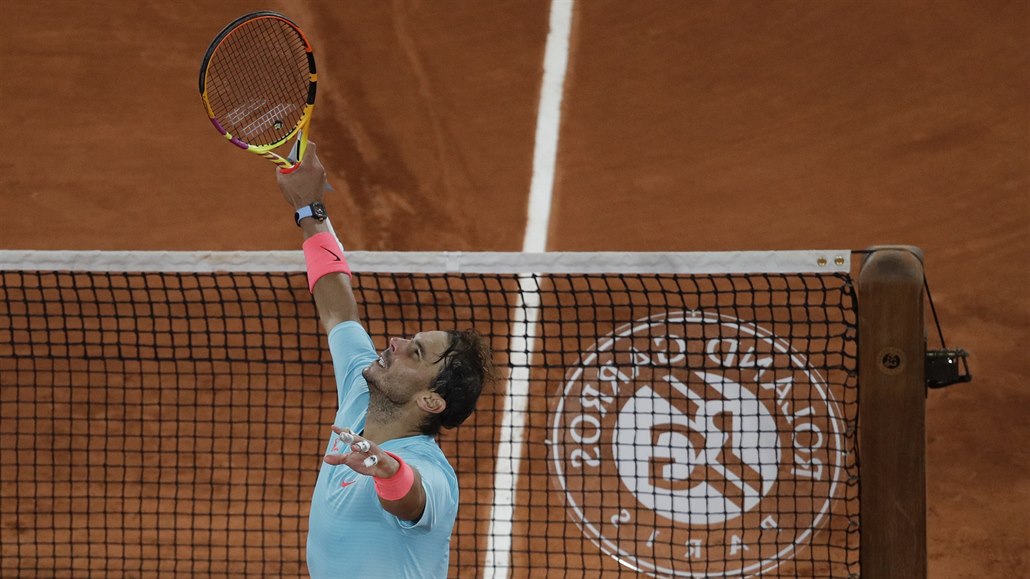 Rafael Nadal slaví postup do semifinále French Open.