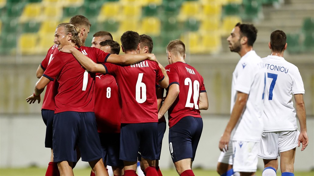 Čeští fotbalisté se radují ze vstřelené branky proti Kypru.