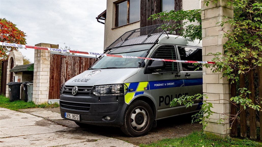 Policejní vz stojí ped domem v Dolní Lutyni na Karvinsku, kde se pedchozího...