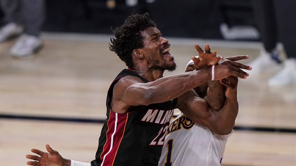 Jimmy Butler (22) a Kentavious Caldwell-Pope (1).