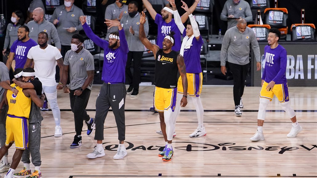Basketbalisté Lakers s radují z vítzství nad Miami.