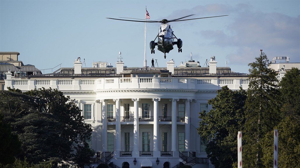 Vrtulník, který pepravuje Donalda Trumpa do nemocnice.