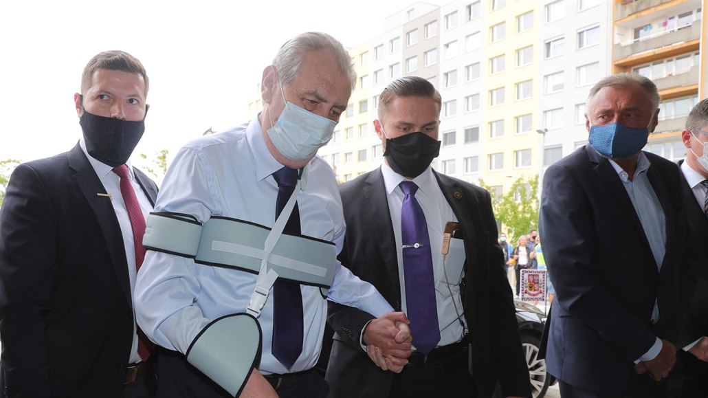 Prezident Miloš Zeman přichází k volbám.