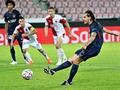FC Midtjylland v Slavia Praha: Alexander Scholz  promuje opakovanou penaltu.