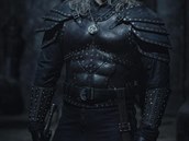 Geralt (Henry Cavill) v novém brnní. Druhá série seriálu Zaklína.
